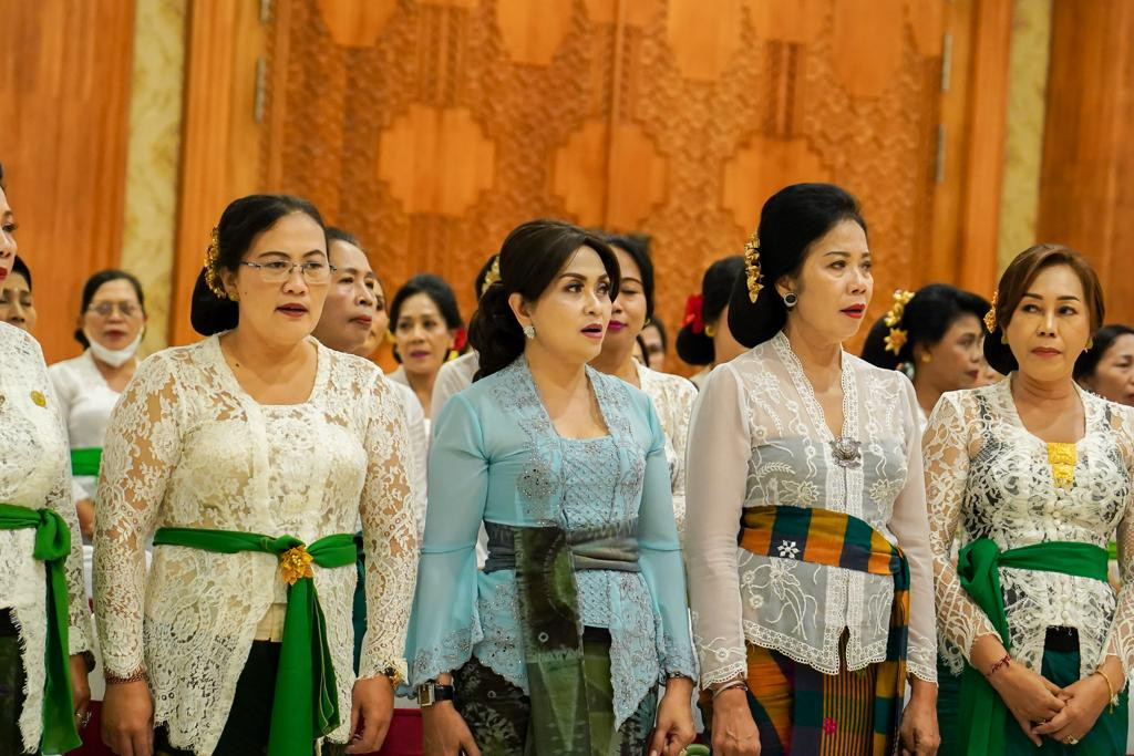 Apresiasi Peran WHDI Dalam Pembangunan, Ketua DWP Badung Hadiri HUT WHDI Ke-35